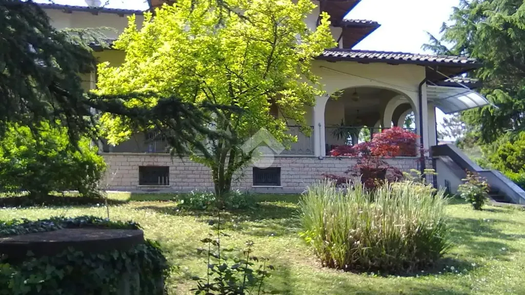 Jardin - Spacious Apartment with Private Courtyard in Castelnuovo Rangone