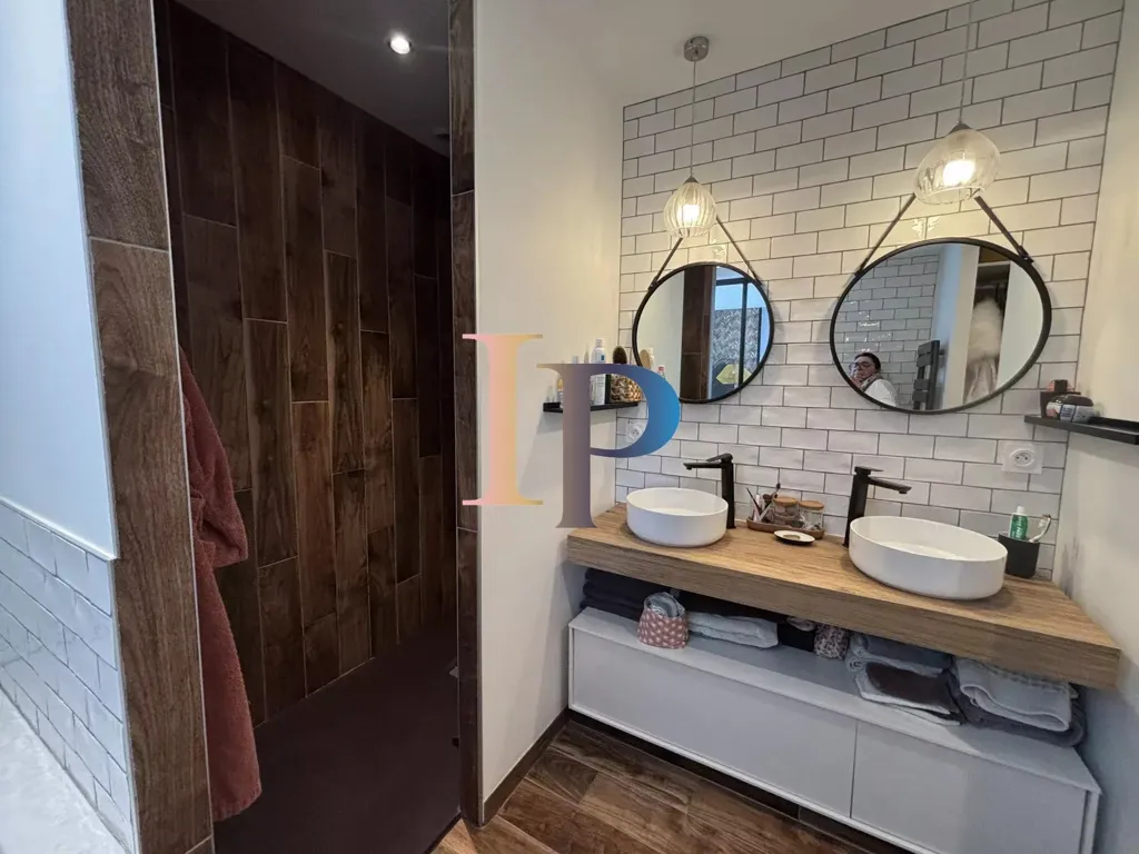 Salles de bain - Maison en Pierre Rénovée avec Piscine près de Charlieu
