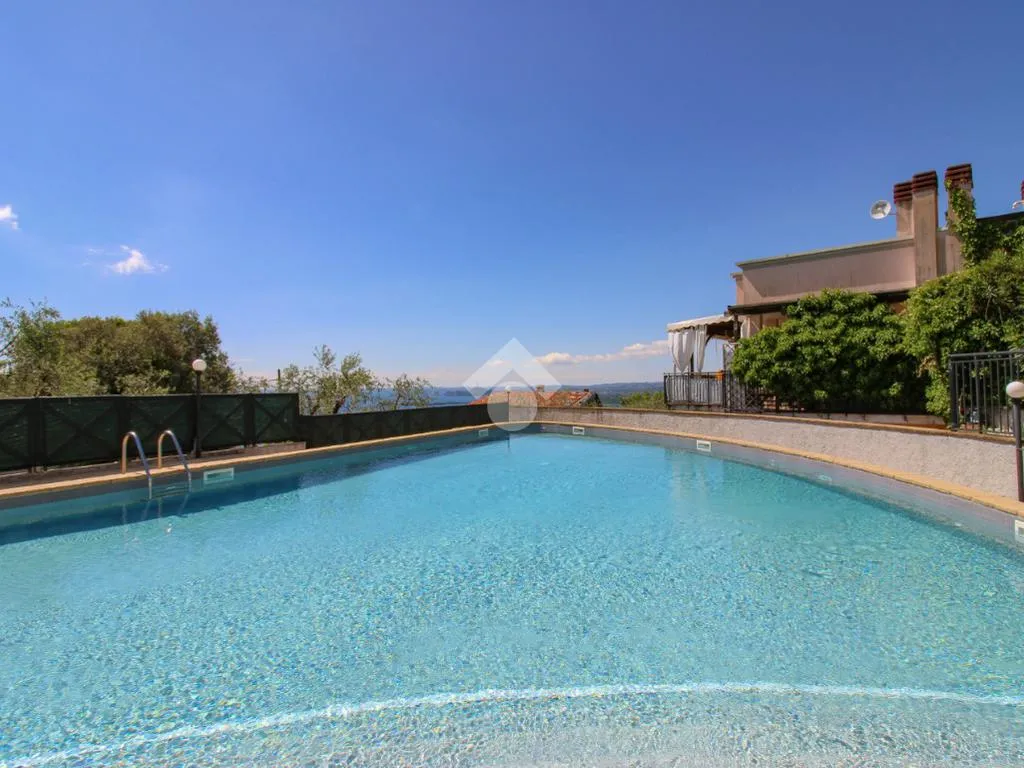 Piscine - Twin-Storey Apartment with Lake View in Vigole