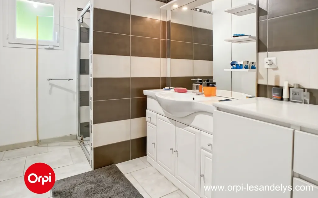 Salles de bain - Maison Récemment Construite avec Jardin à Vexin sur Epte