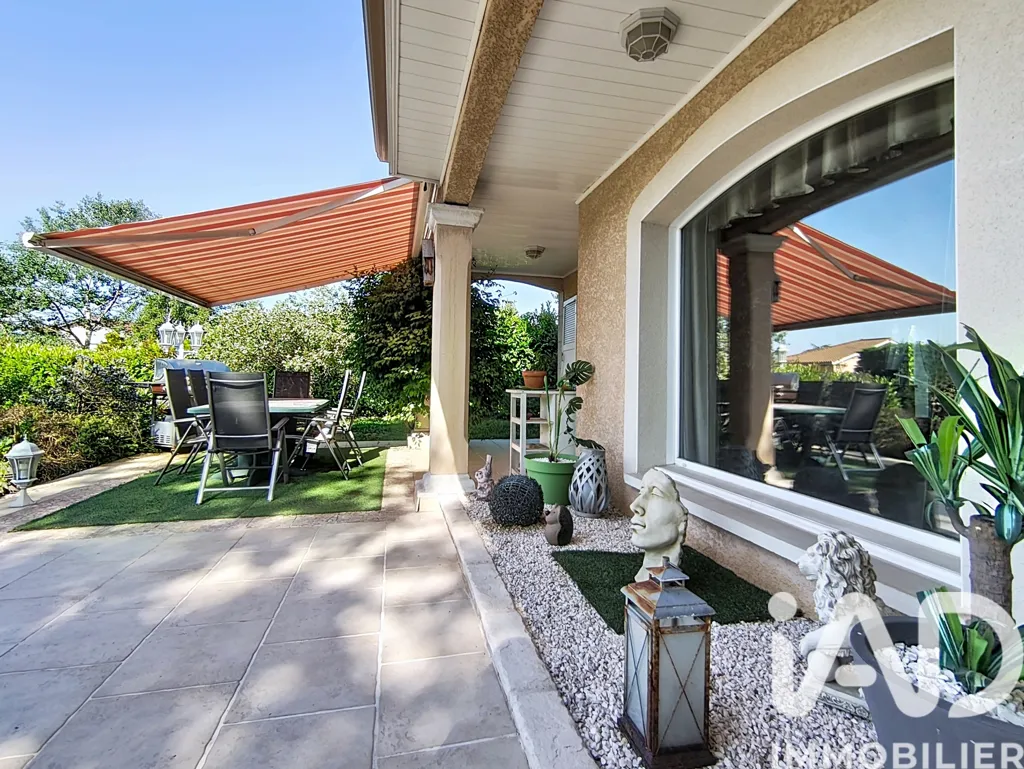 Terrasse - Villa Familiale avec Piscine à Grézieu-la-Varenne