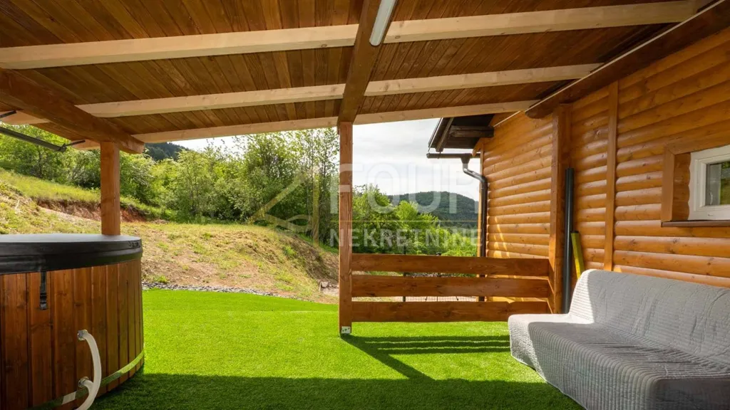Terrasse - Rustic House with Jacuzzi in Vrhovine