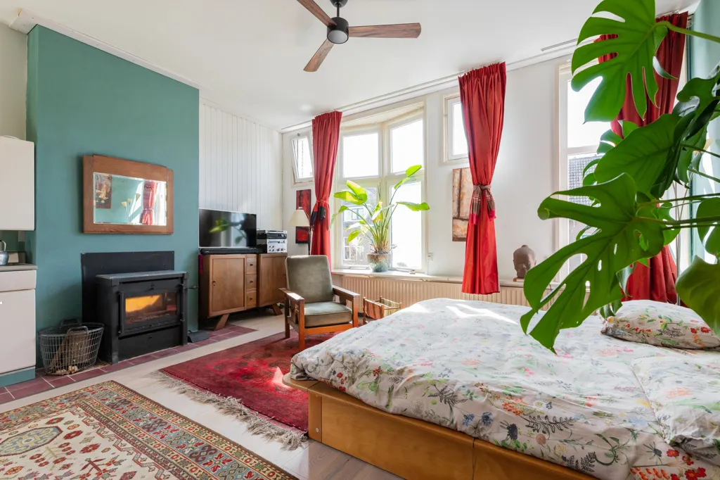Magamistoad - Monumental House with Deep Garden in Assen