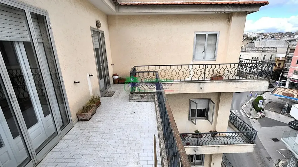 Balcon - Apartment with Perimeter Balcony in Ragusa