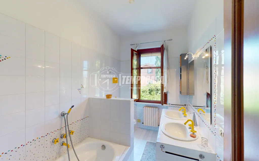 Salles de bain - Elegant Villa with Two Units in Camerata Picena