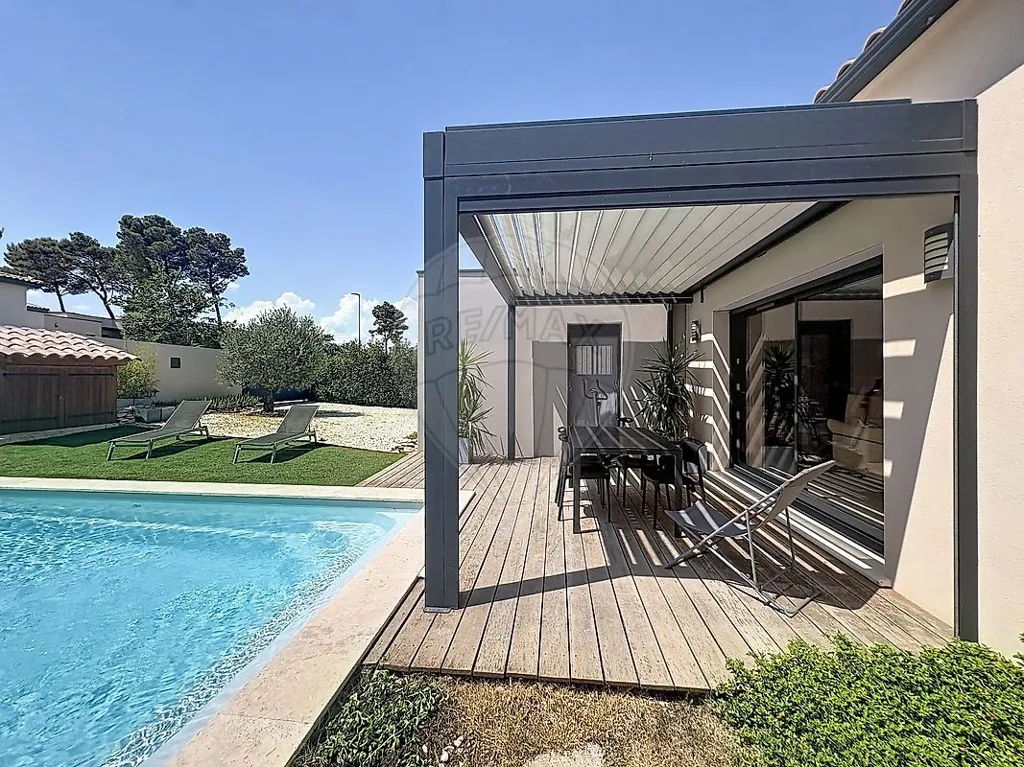 Piscine - Villa Contemporaine avec Piscine à Proximité des Commodités
