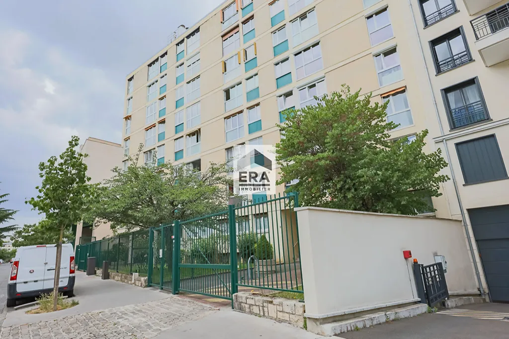Exterior - Family Flat with Balcony in Vincennes