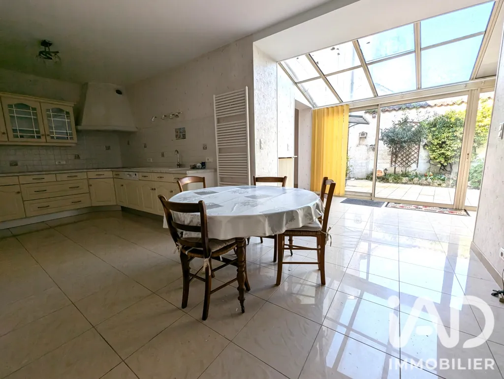 Cuisine - Maison de Caractère avec Garage XXL au Centre de Cognac