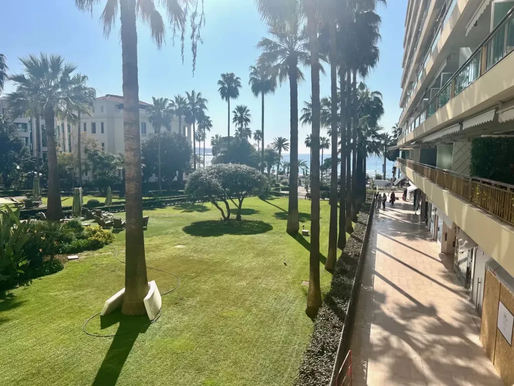 Terrass - 2-Bedroom Apartment with Sea View in Cannes Croisette