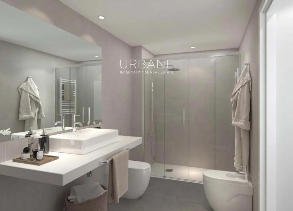 Bathrooms - Modern Flat with Rooftop Pool in Badalona