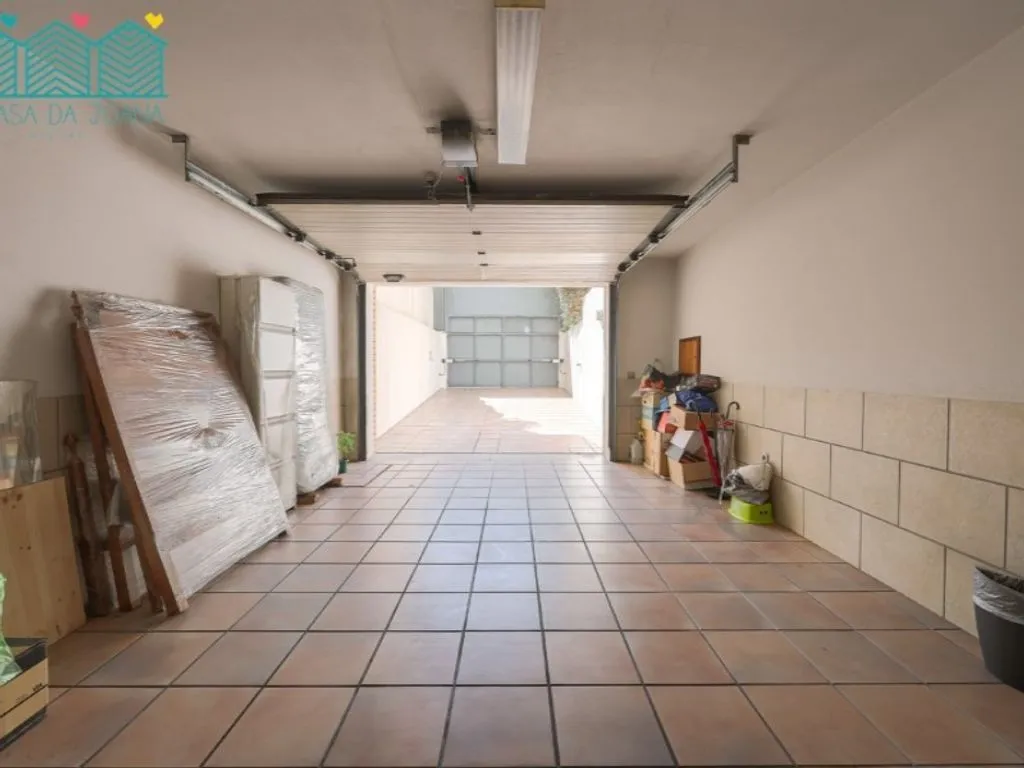 Garage - Luxury Villa with Pool in Aveiro