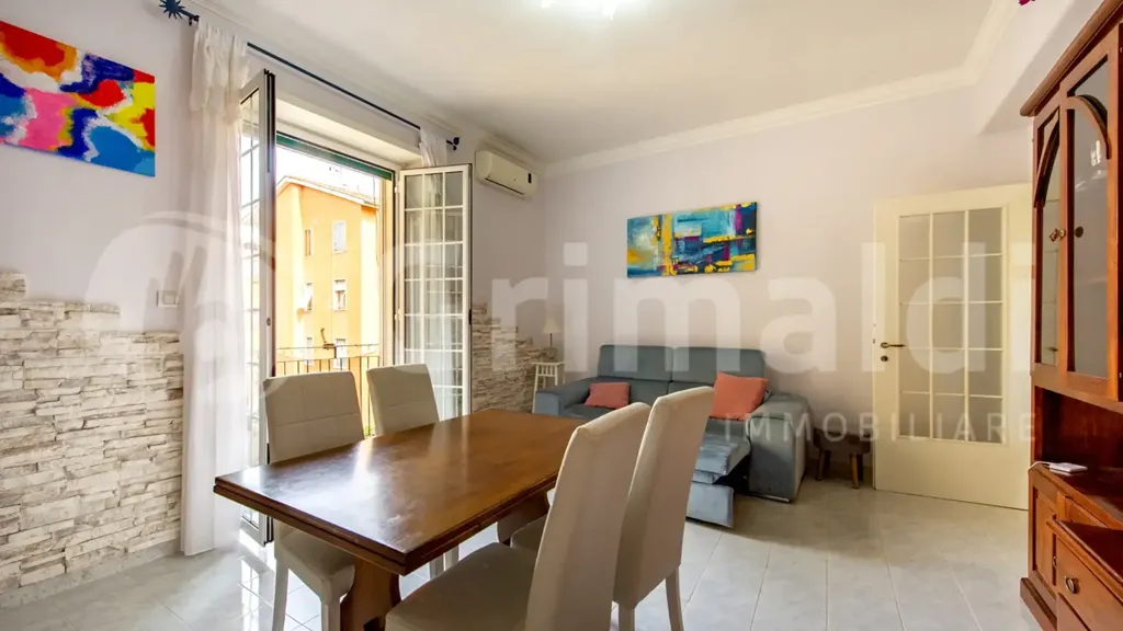 Salle à manger - Rear-Facing Apartment with Balconies in Rome