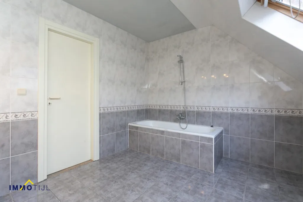 Vannitoad - Duplex Apartment with Balcony in Buggenhout