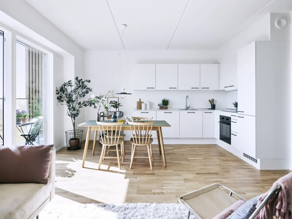 Elutuba - 5-Bed Flat with Balcony in 15100 Area