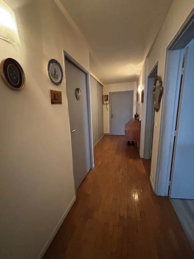 Esik - Spacious 3-Bed Flat with Balcony in Enghien-les-Bains