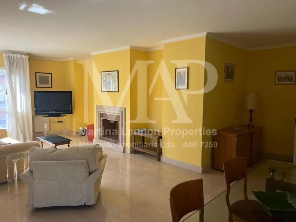 Living Room - 3-Bedroom Apartment with Parking in Lisbon