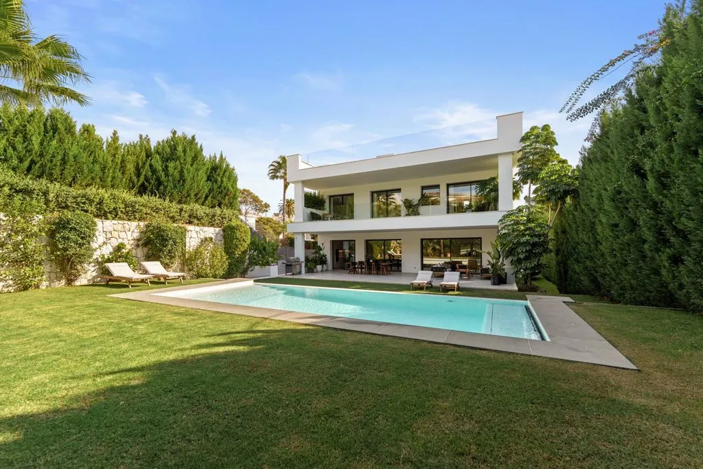 Piscine - Contemporary Villa with Pool in Nueva Andalucía