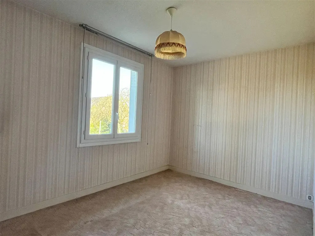 5-toaline maja asukohas Sandillon