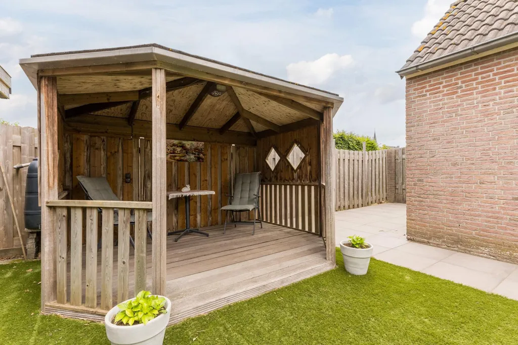 Jardin - Two-Storey House with Pergola in Loosbroek