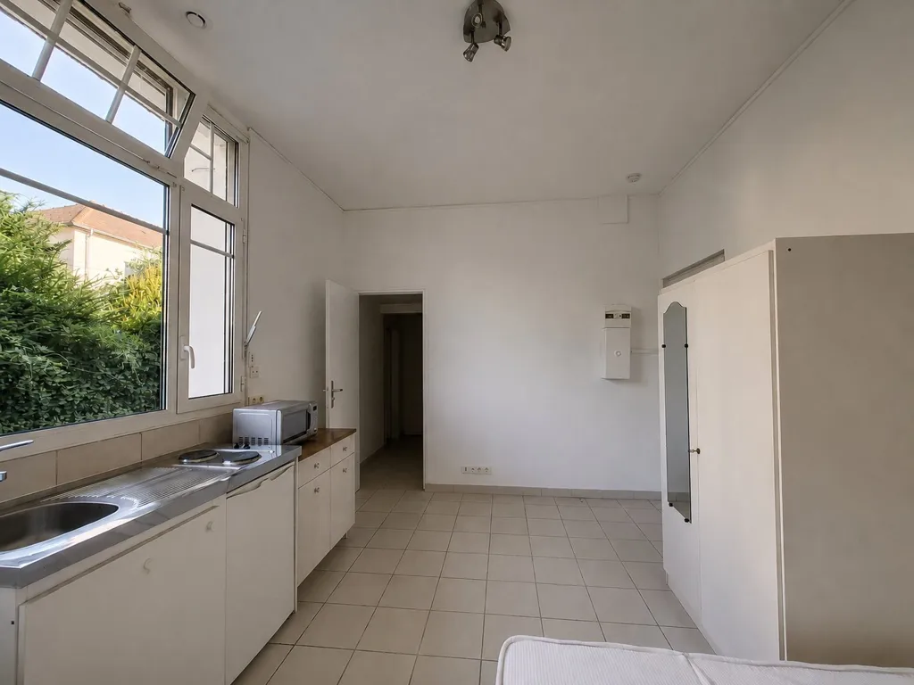 Kitchen - Studio with Veranda in Gif-sur-Yvette