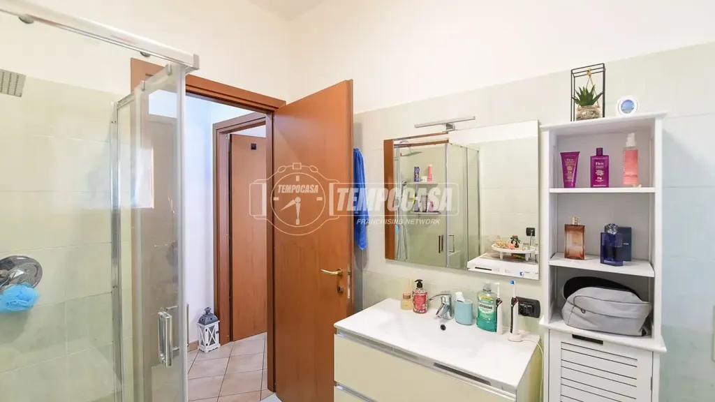 Bathrooms - Bilocale with Garden and Box in Cantù