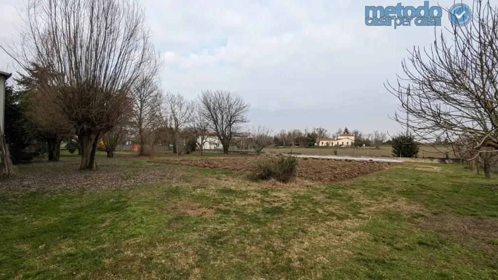 Garden - Villa with Workshop and Apartments in Gavello