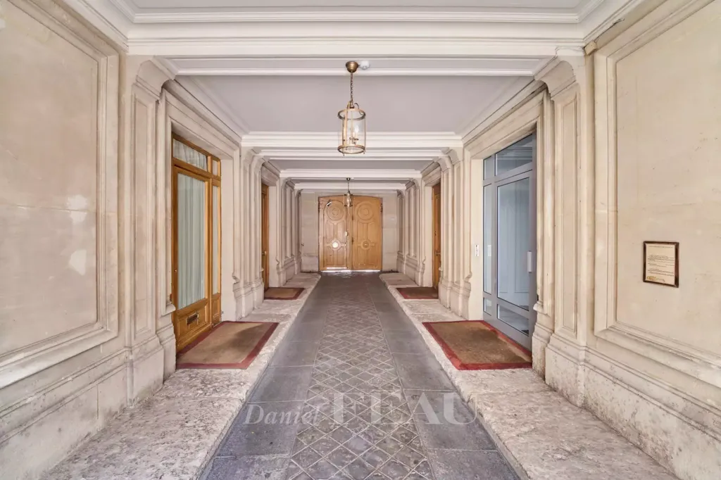 Hallway - Haussmannian Apartment with Park View in Paris 8th