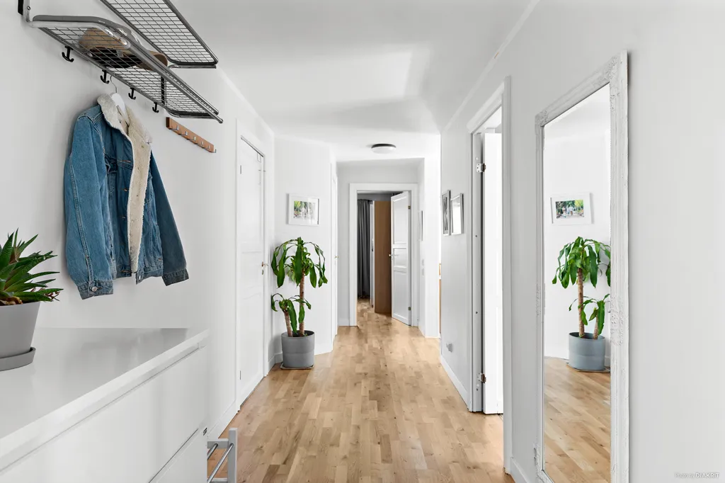 Entrée - Thoughtfully Designed 3-Bed Flat with Balcony in Sävja