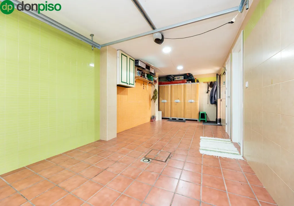 Garage - Pareded House with Garden in Jun