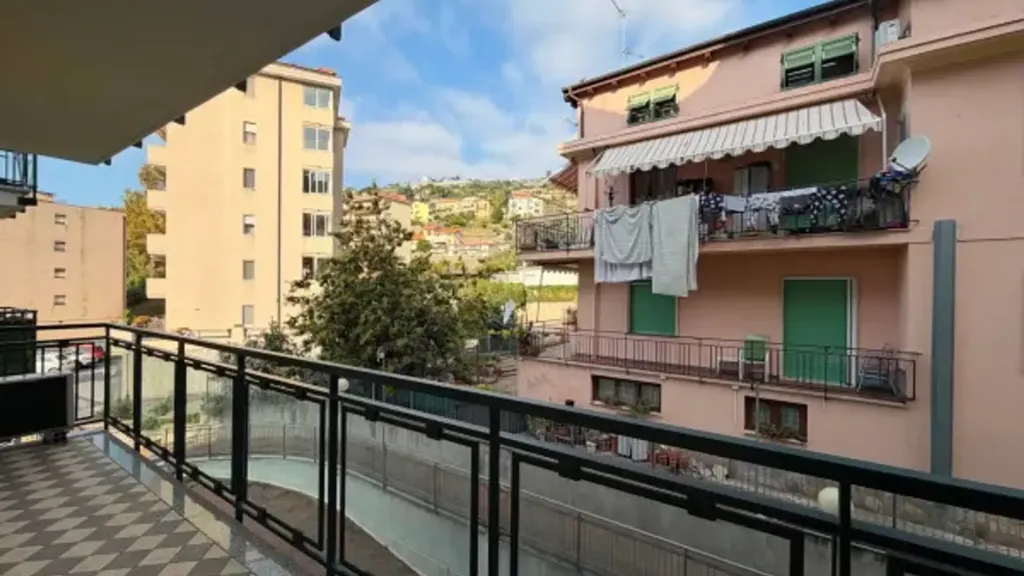 Rõdu - Modern Flat with Terrace in Sanremo