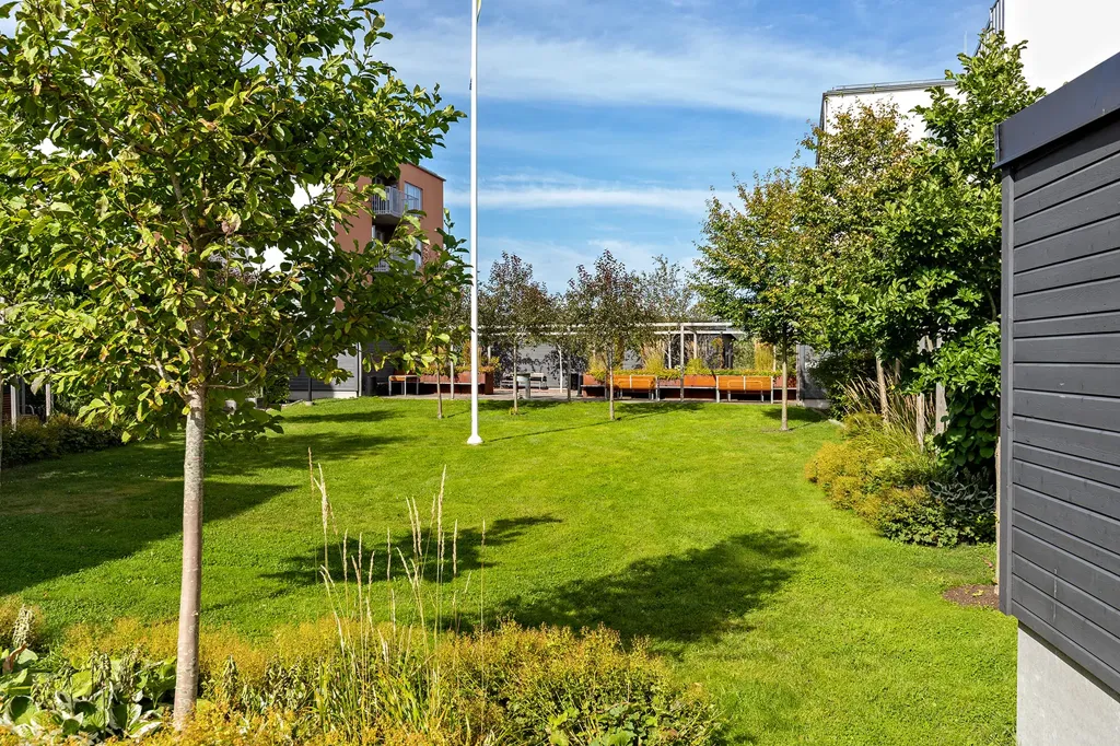 Jardin - Spacious Three-Bedroom Flat with Garden in Björkris