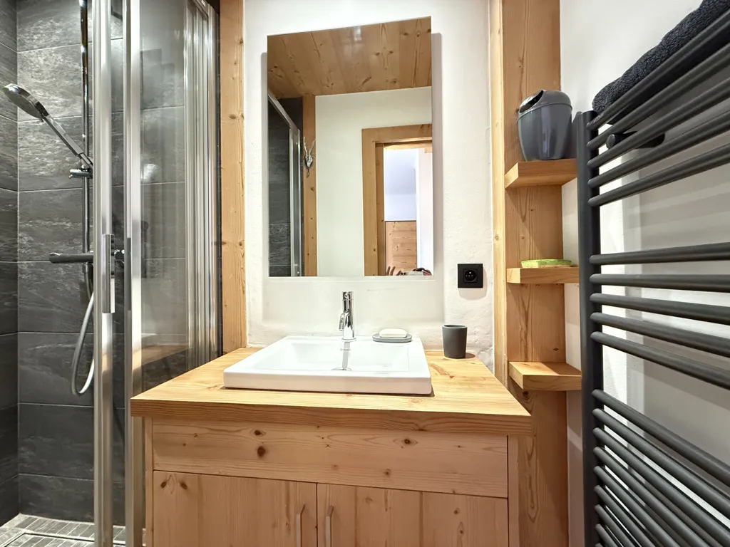 Salles de bain - Appartement Rénové avec Balcon à Praz-sur-Arly