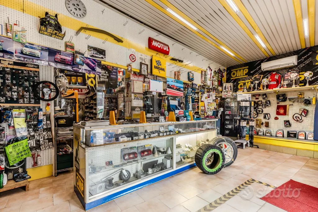 Garage - Commercial Space with Vitrine in Quartu Sant'Elena