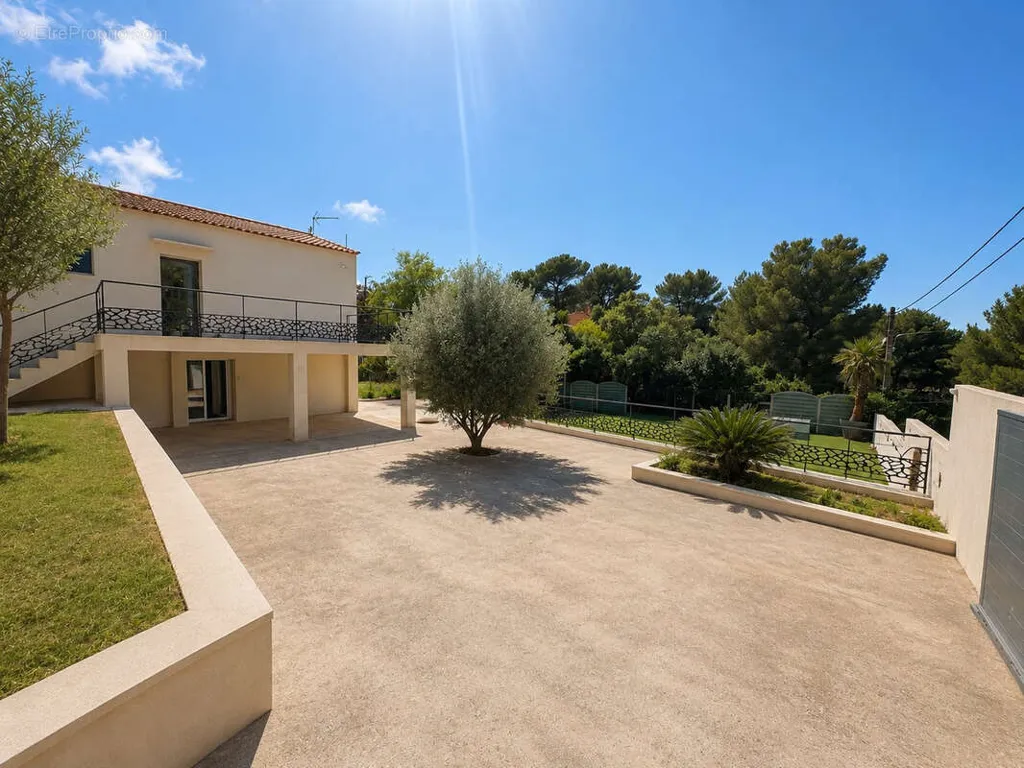 Extérieur - Maison avec Piscine et Jardin à Allauch