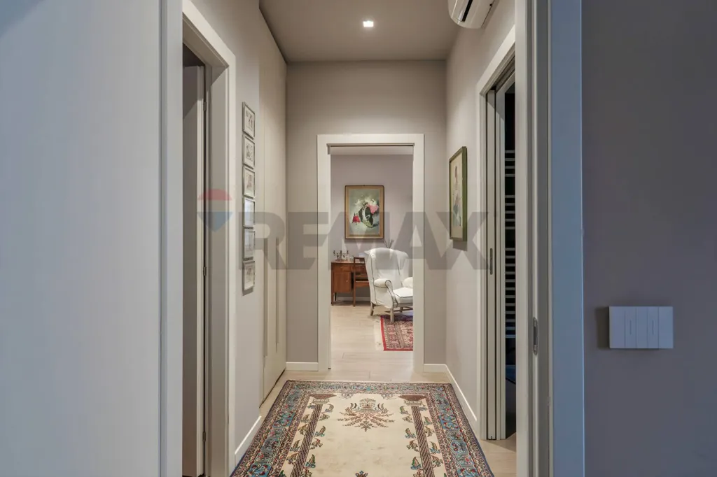 Entrée - Rustic Triplex with Balcony in Brescia