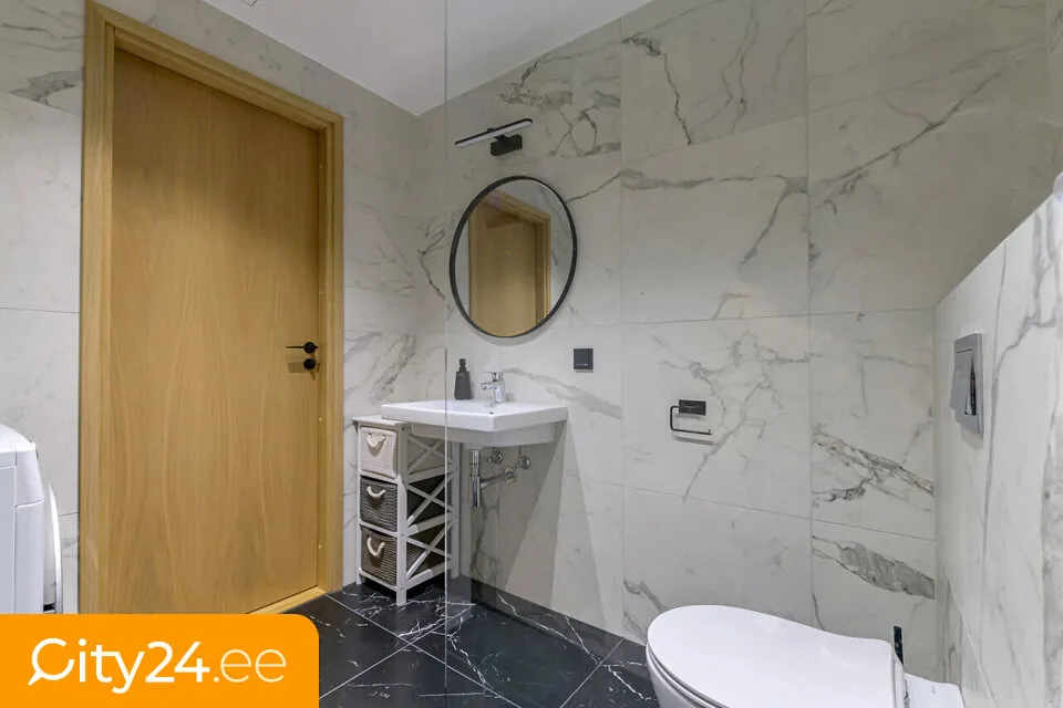 Salles de bain - Minimalist 2-Room Flat with Balcony in Tiskreoja