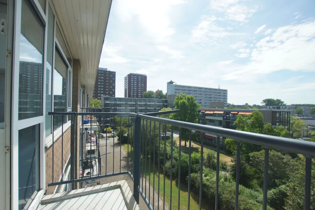 Rõdu - 3-Bedroom Apartment with Balcony in Charlois
