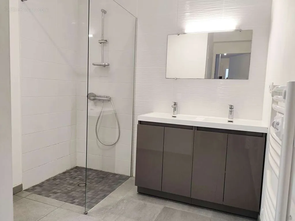 Salles de bain - Maison Récemment Construite avec Jardin à Batz-sur-Mer
