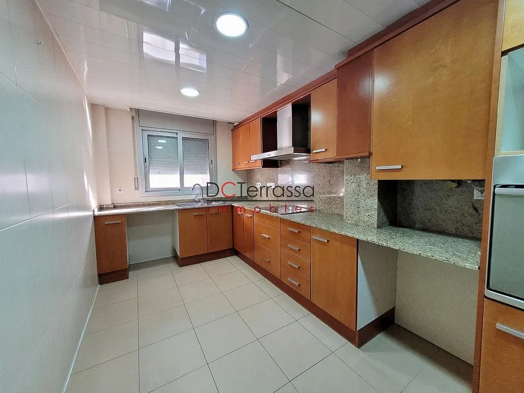 Kitchen - Apartment with Balcony in Vallparadís, Terrassa