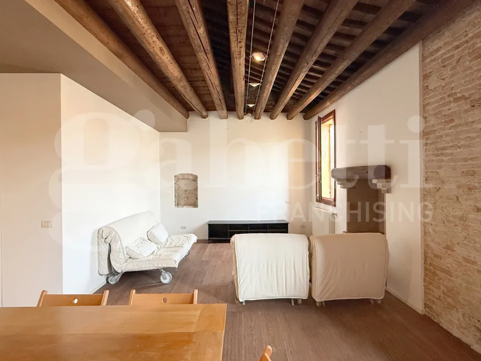 Soggiorno - Historic Apartment with Brickwork in Padua