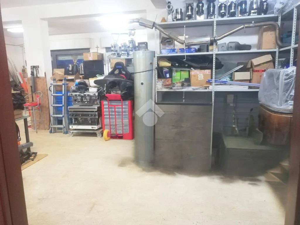 Pesuköök - Warehouse with Double Garage Doors in Villa Rosina