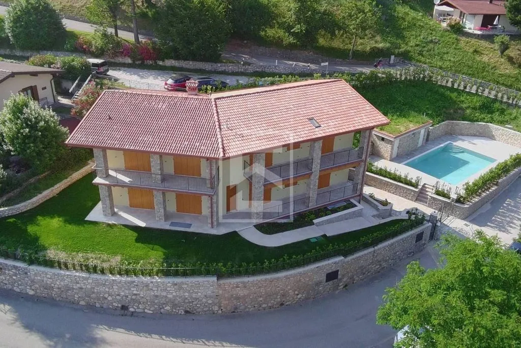 Õhuvaade - Villa with Pool Under Construction in Tignale