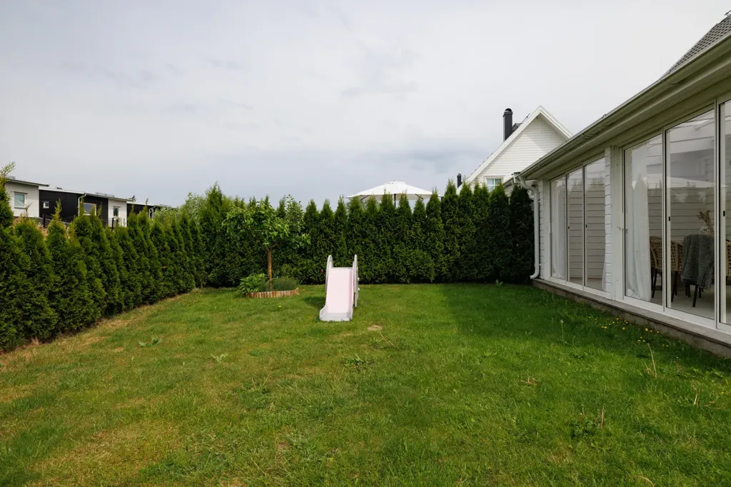 Jardin - Modern Apartment with Balcony in Ekeby-Almby