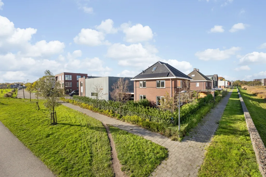 Välivaade - Detached House with Business Hall in Breda