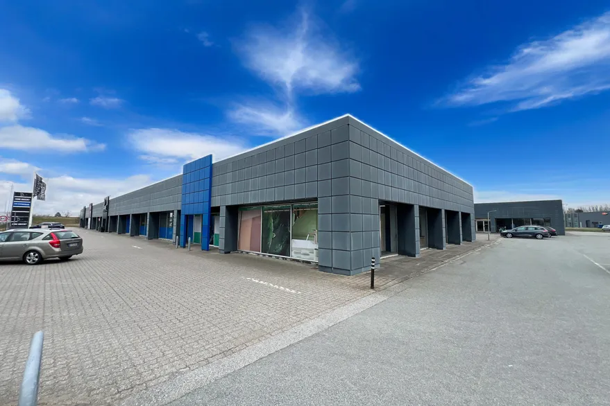 Välivaade - Commercial Space with Broad Facade in Hjørring