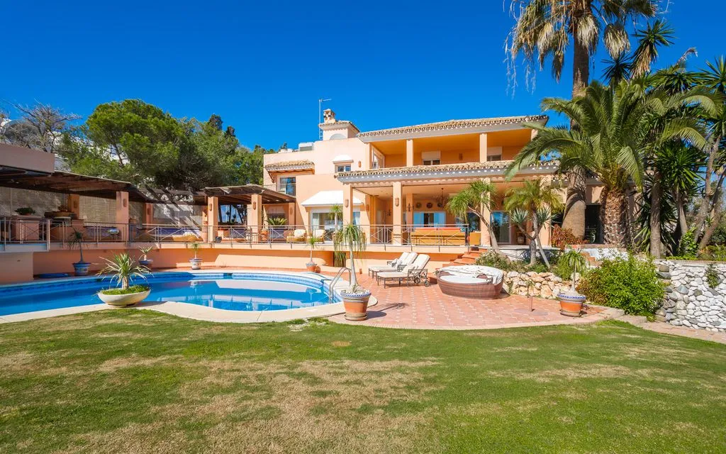 Piscine - Beachfront Villa with Pool in Estepona