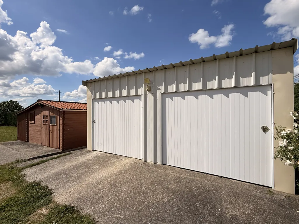 Extérieur - Maison Individuelle avec Grand Terrain Clôturé