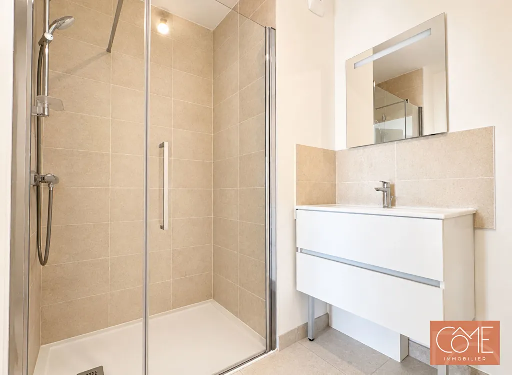 Salles de bain - Appartement avec Balcon au Centre de Saint-Grégoire