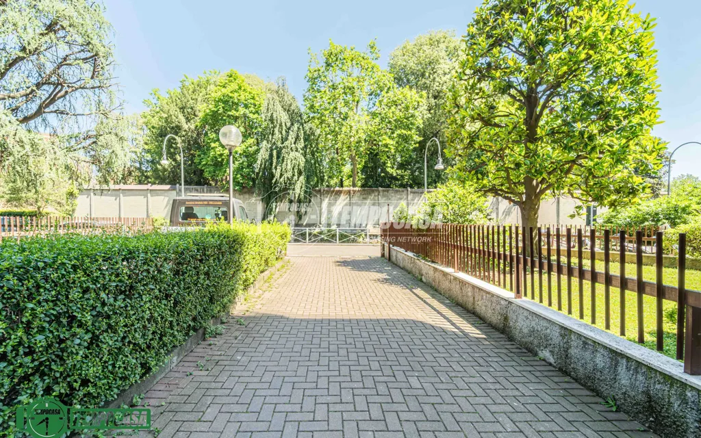Jardín - Bright 2-Bedroom Apartment with Balcony in Milan