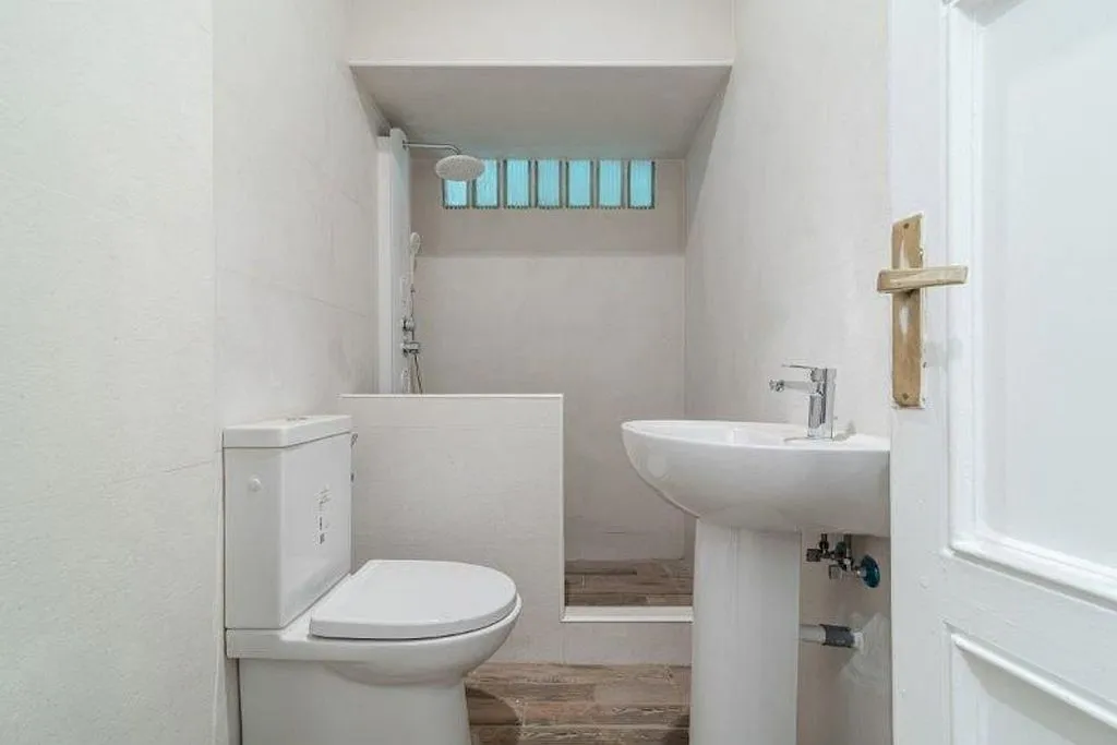 Salles de bain - 4-Bedroom Flat with Air Conditioning in Goya
